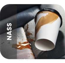 Ein verschütteter Kaffee auf einem Stoffbezug.