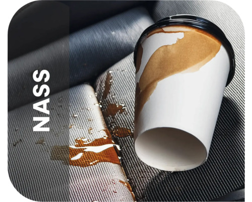 Ein verschütteter Kaffee auf einem Stoffbezug.