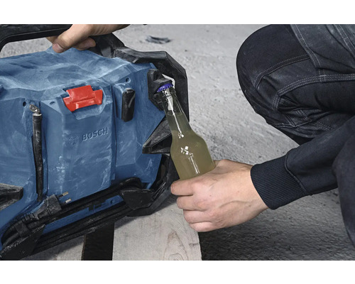 Bosch Logo. Mann öffnet eine Glasflasche mit einem Bosch Radio.