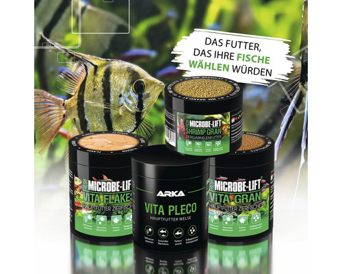 Différents paquets d''aliments pour poissons avec des poissons en arrière-plan.