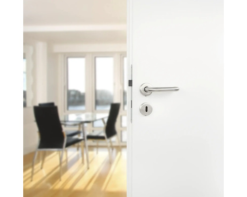 Geöffnete weiße Innentür mit Türgriff aus Metall