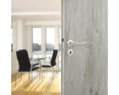 Zimmertür mit Türgriff und Schloss in einem hellen Esszimmer