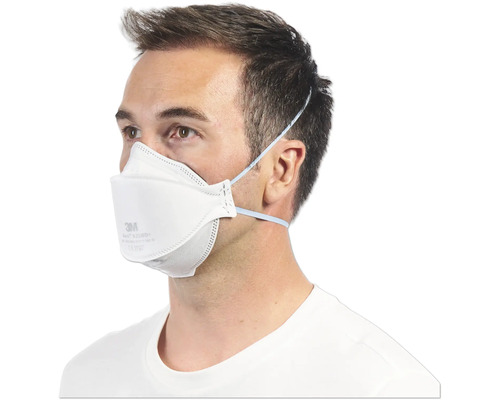 Un homme porte un demi-masque filtrant les particules