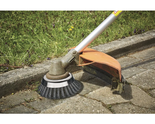 Coupe-bordures avec tête de brosse pour enlever les mauvaises herbes