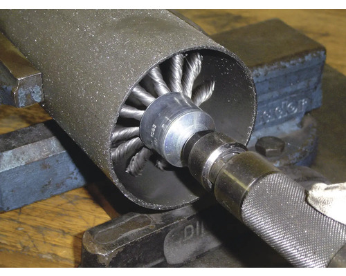 Brosse à tube pour le nettoyage des tubes dans un atelier