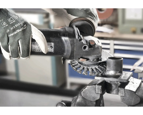 Brosse métallique utilisée avec une meuleuse d''angle pour dérouiller une pièce dans un étau