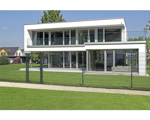 Doppelstabmattenzaun vor modernem Wohnhaus