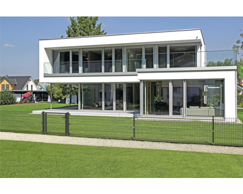 Modernes Haus mit Doppelstabmattenzaun