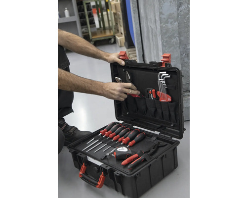 Geöffneter Werkzeugkoffer mit diversen Werkzeugen wie Schraubendrehern, Zangen, Inbusschlüsseln und einem Rollbandmaß.