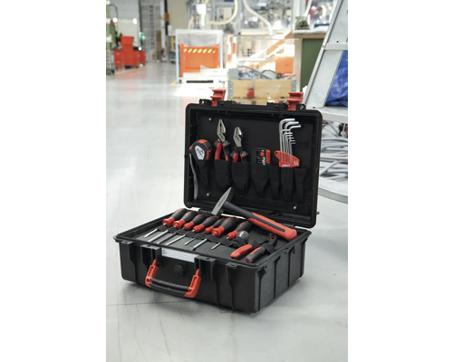 Offener Werkzeugkoffer mit Hammer, Zangen, Schraubendrehern, Messband und Inbusschlüsseln