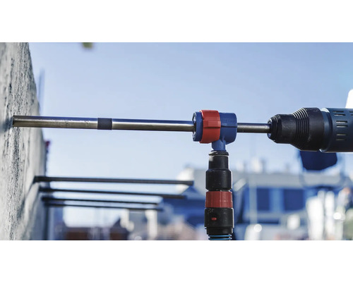 Bohrmaschine beim Bohren eines Lochs in eine Betonwand