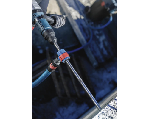 Bohrmaschine mit Absaugvorrichtung im Einsatz