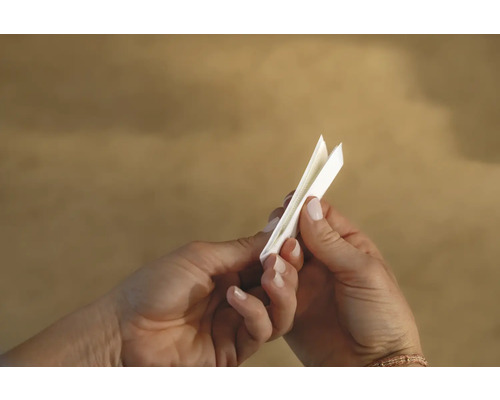 Zwei Hände halten einen Papierstreifen.