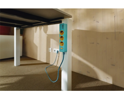 Multiprise avec ports USB fixée à un pied de table