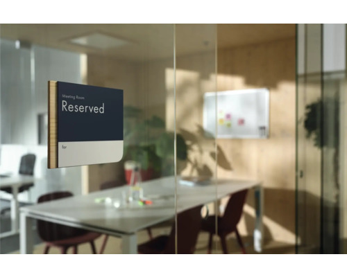 Panneau de réservation pour salle de réunion sur une porte en verre