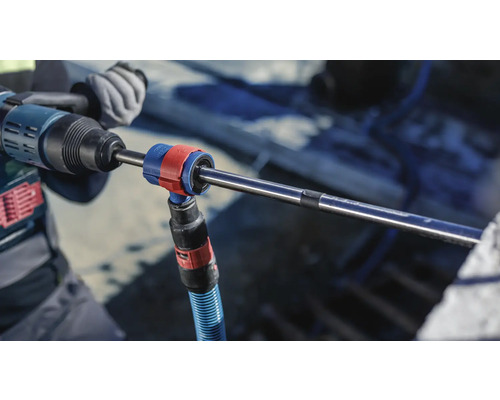 Bohrmaschine mit Staubabsaugung im Einsatz