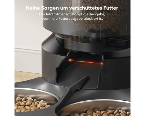 Automatischer Futterautomat mit Infrarotsensor und zwei Futternäpfen gefüllt mit Tiernahrung