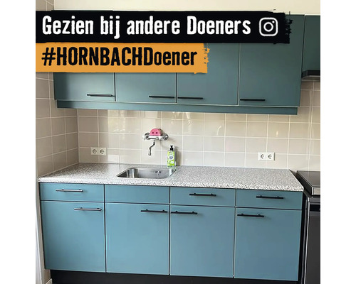 Küchenzeile mit Spüle, Arbeitsplatte und Hängeschränken in einem hellen Raum