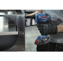 Riveteuse sans fil Bosch rivettant un cadre métallique
