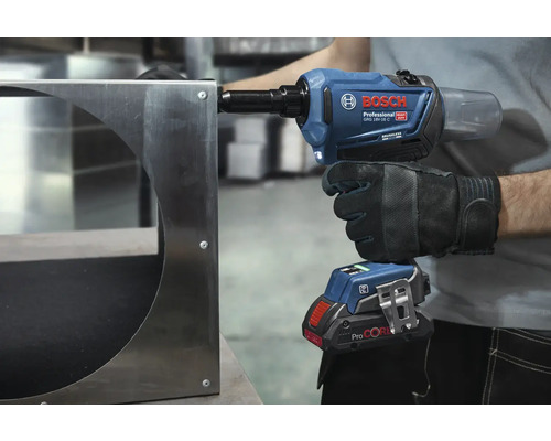 Riveteuse sans fil Bosch rivettant un cadre métallique