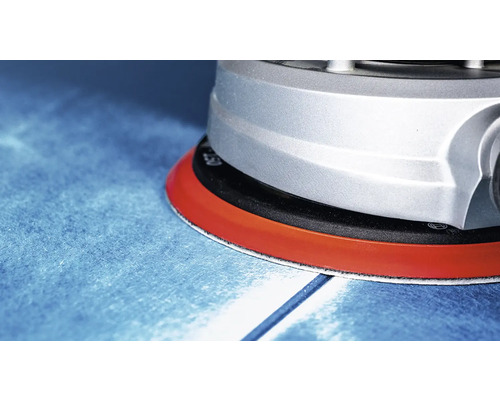 Detailaufnahme eines Schleifgerätes beim Glätten einer Oberfläche
