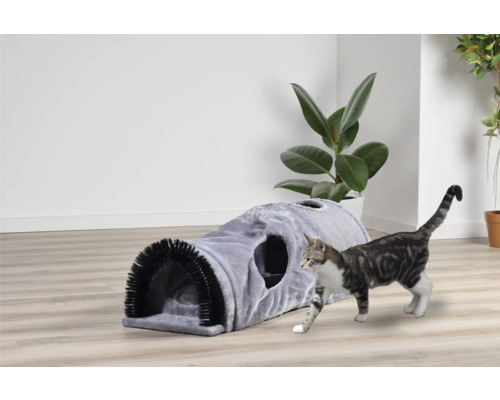 Katze neben einer grauen Katzenhöhle mit Kratzfunktion