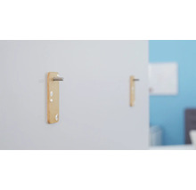 Deux connecteurs de meubles fixés à un mur avec des vis