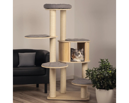 Arbre à chat avec plusieurs niveaux, surfaces de couchage et un chat dans une niche