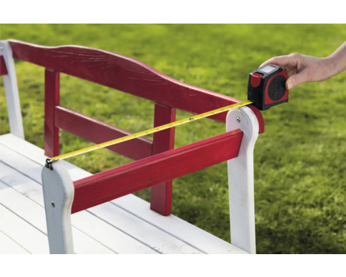 Un banc est mesuré à l''aide d''un instrument de mesure.