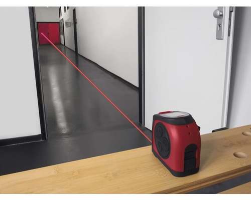 Un laser à ligne rouge projette une ligne le long d''un couloir pour l''alignement.