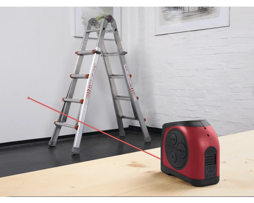 Échelle multifonctionnelle en aluminium et laser linéaire sur une surface en bois