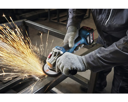 Meuleuse d'angle sans fil en utilisation avec des étincelles