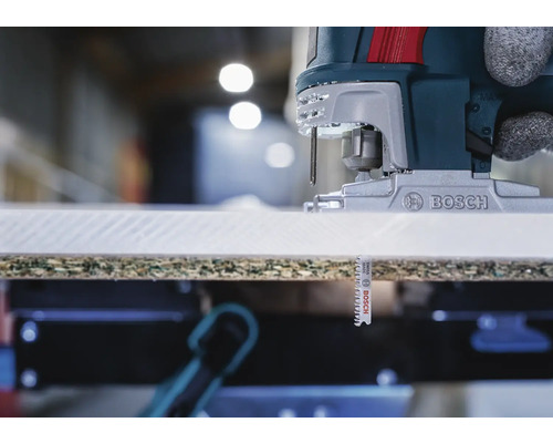 Scie sauteuse Bosch coupant une pièce