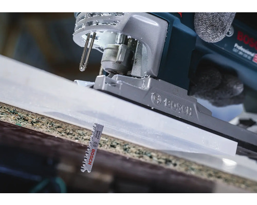 Gros plan sur une scie sauteuse coupant une pièce à l''aide d''une lame de scie Bosch