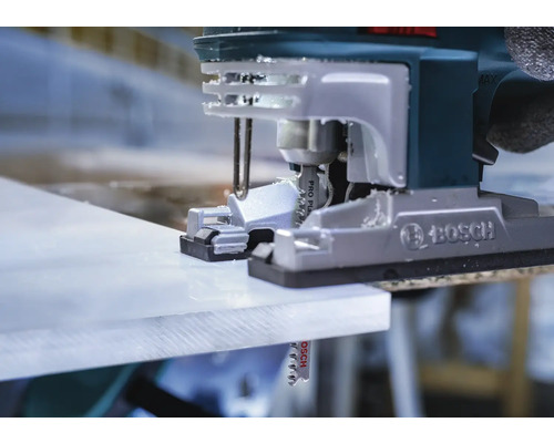 Gros plan d''une scie sauteuse coupant une pièce.