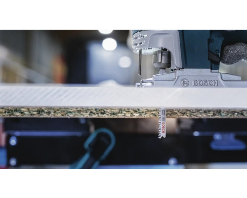 Scie sauteuse Bosch coupant une pièce