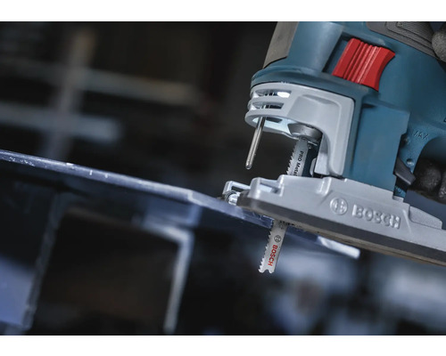 Gros plan d''une scie sauteuse coupant du métal avec une lame de scie Bosch