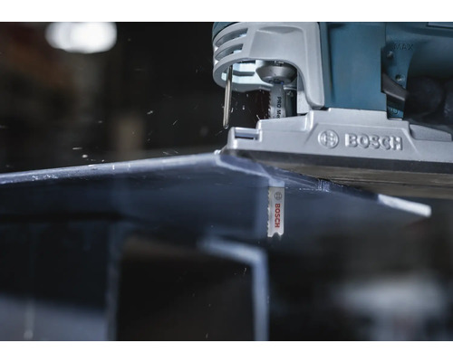 Scie sauteuse Bosch coupant une pièce, gros plan.