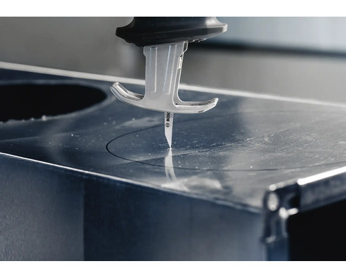 Scie sauteuse coupant un trou dans un plan de travail