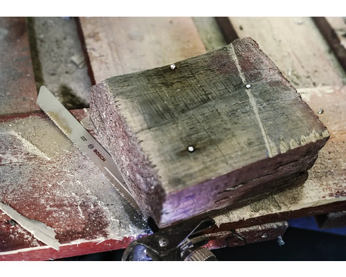 Un morceau de bois avec une scie sauteuse et une scie Bosch