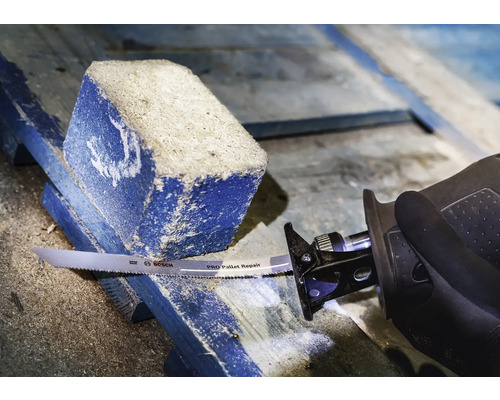 Scie sabre coupant un bloc de bois avec une lame de scie Bosch pour la réparation de palettes.