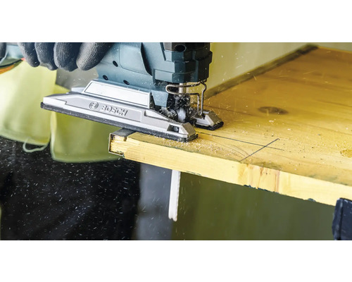 Une scie sauteuse de la marque Bosch coupe une planche de bois.