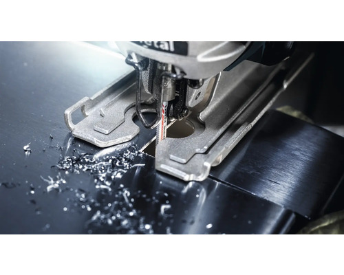 Scie sauteuse coupant du métal avec des copeaux de métal