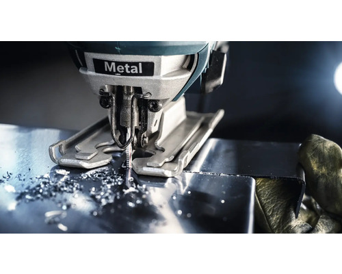 Scie sauteuse coupant du métal avec des copeaux de métal