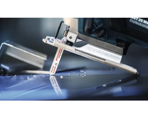 Gros plan d''une scie sauteuse coupant un matériau