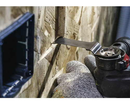 Outil multifonction oscillant utilisé sur une plaque de bois