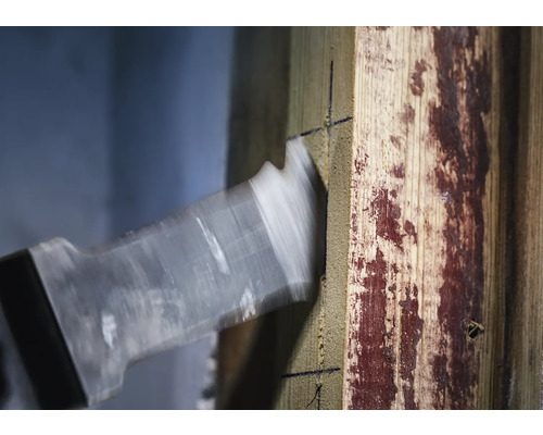 Hache coupant un morceau de bois