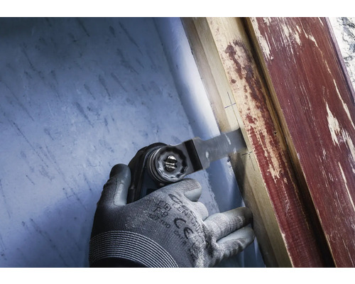 Outil multifonction oscillant utilisé sur un cadre en bois