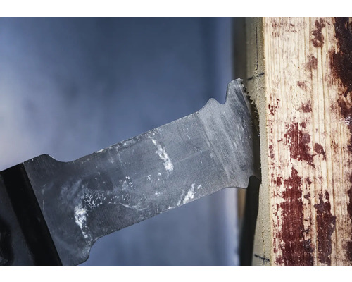 Scie à main coupant une planche de bois