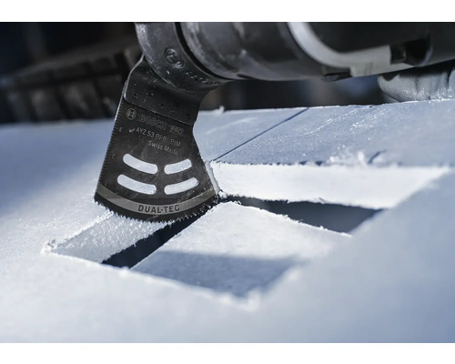 Lame de scie plongeante Bosch Pro coupant un trou dans un matériau